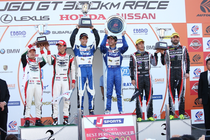 表彰式: GT300クラスで3位までに入ったドライバーたち