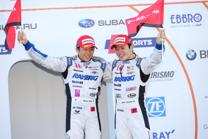 表彰式: GT500クラスで優勝した伊沢拓也（左）と山本尚貴（右）
