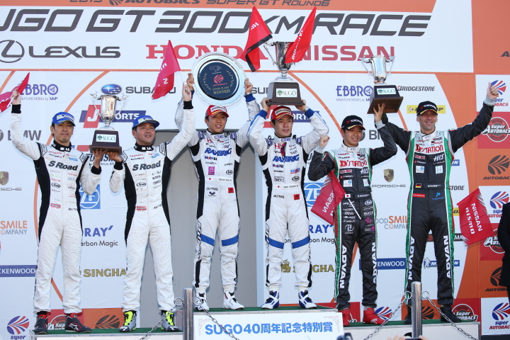 表彰式: GT500クラスで3位までに入ったドライバーたち