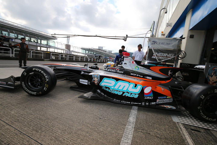 ポールポジションは石浦宏明（P.MU/CERUMO・INGING）