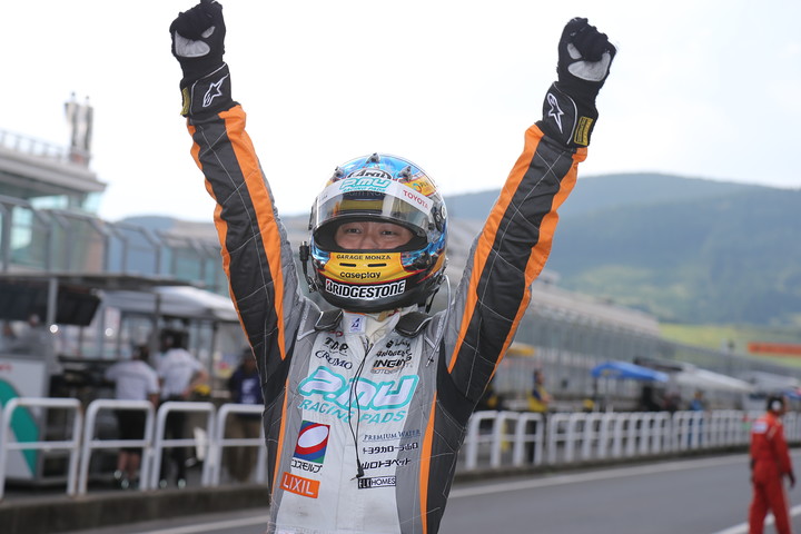 ポールポジションを獲得した石浦宏明（P.MU/CERUMO・INGING）