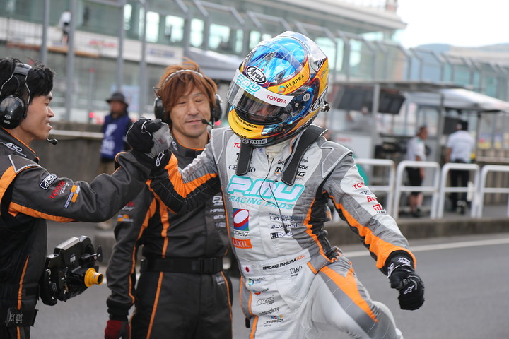 ポールポジションを獲得した石浦宏明（P.MU/CERUMO・INGING）