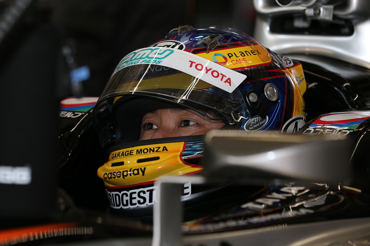 ノックアウト予選: ピットで待機する石浦宏明（P.MU/CERUMO・INGING）