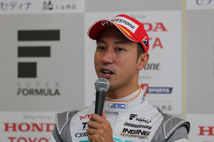 決勝記者会見: 2位の石浦宏明（P.MU/CERUMO・INGING）