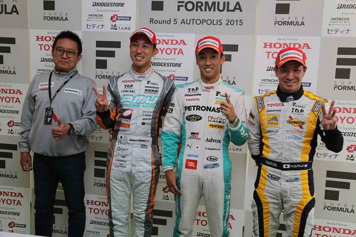 決勝フォトセッション: 左から優勝チーム監督・舘信秀氏、2位・石浦宏明、優勝・中嶋一貴、3位・小林可夢偉