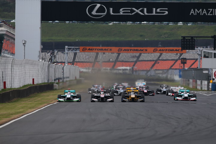 54周の決勝レースがスタートした