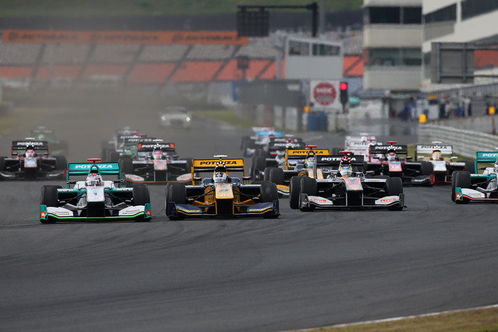 54周の決勝レースがスタートした