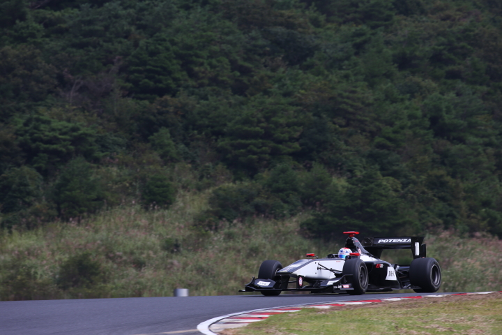 フリー走行1回目: 塚越広大（REAL SF14）