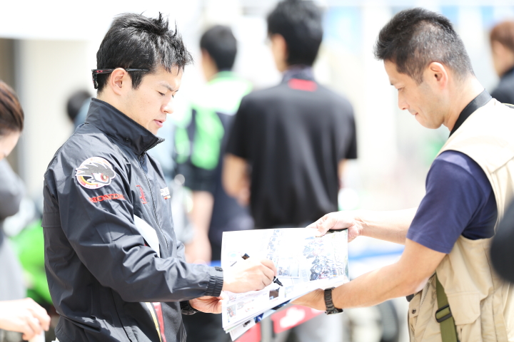 ピットウォーク: 山本尚貴（TEAM無限）