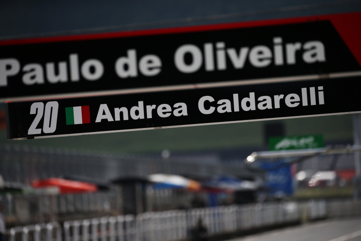 ノックアウト予選Q1: チームインパルのタワーバーに書かれたドライバー名