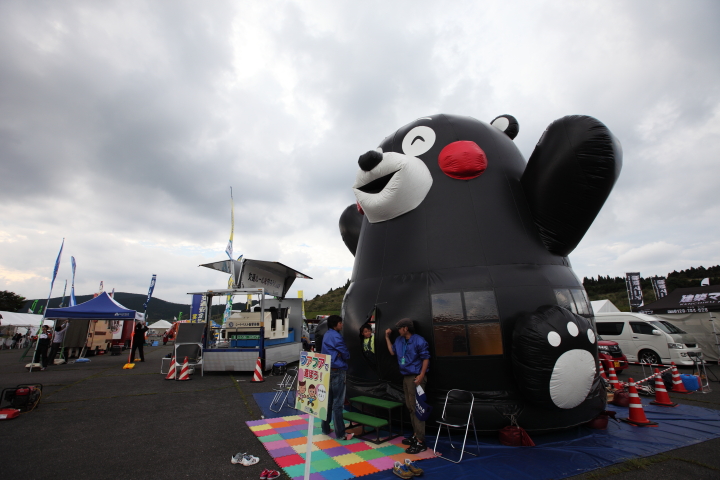 子どもが中に入って遊ぶくまモンの風船みたいなもの