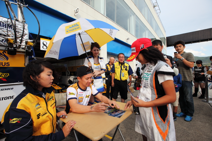 キッズピットウォーク: 小林可夢偉（KYGNUS SUNOCO Team LeMans）