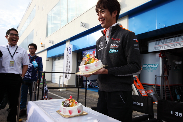 キッズピットウォーク: 立川祐路監督（P.MU/CERUMO・INGING）