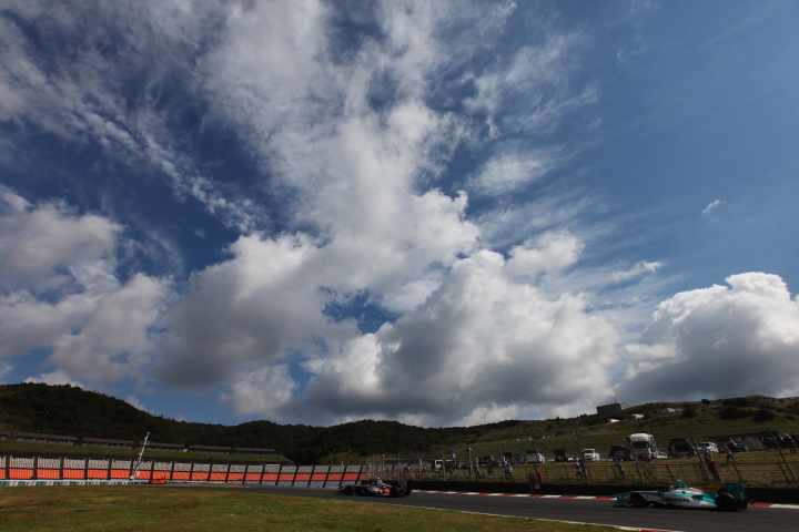 フリー走行2回目: 積乱雲の下、第2ヘアピンを駆ける