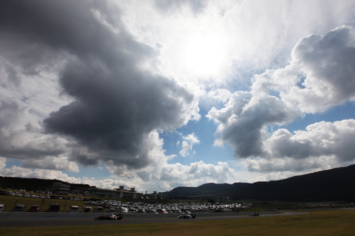 フリー走行2回目: 積乱雲の下、第2ヘアピンへ向かう