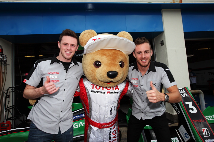 ピットウォーク: トヨタくま吉とウィリアムズ・ブラー、ジェームス・ロシター（KONDO RACING）