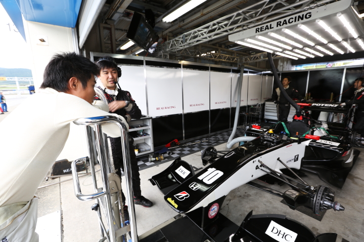 ウォームアップ: 塚越広大（REAL RACING）