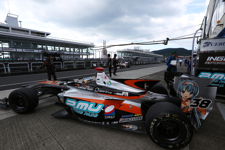 ウォームアップ: 石浦宏明（P.MU/CERUMO・INGING SF14）