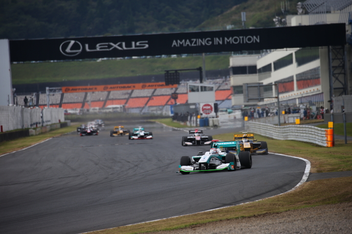 決勝レース: トップに立ったのは予選3位の中嶋一貴（PETRONAS TOM’S SF14）