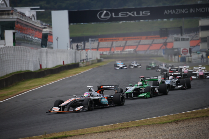 決勝レース: レース序盤、国本雄資（P.MU/CERUMO・INGING SF14）を先頭とした中段グループの攻防