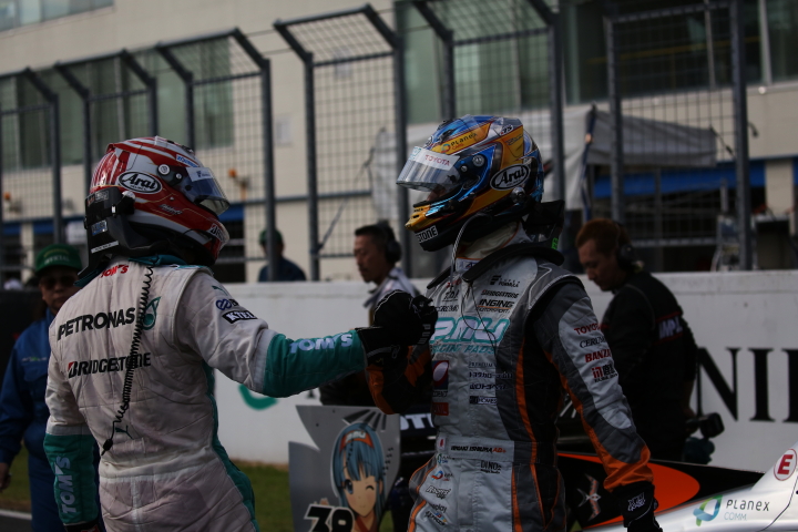 決勝レース: 健闘をたたえ合う、優勝した中嶋一貴と2位に入った石浦宏明