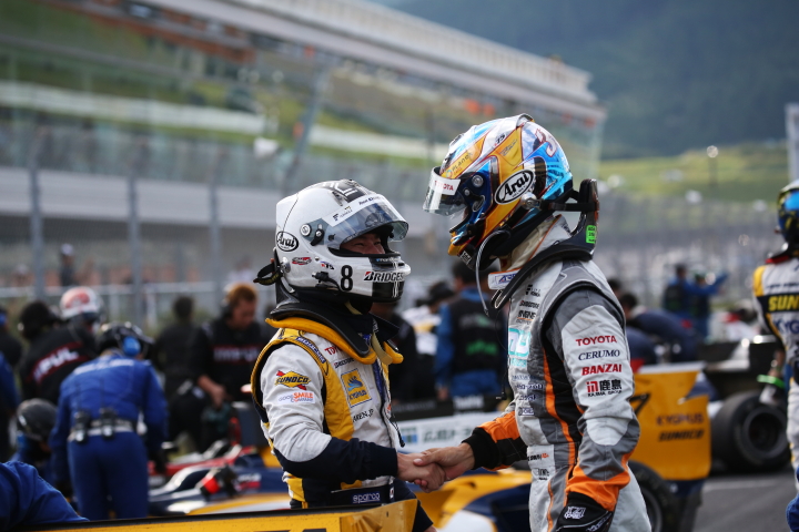 決勝レース: 健闘をたたえ合う、2位の石浦宏明と3位の小林可夢偉