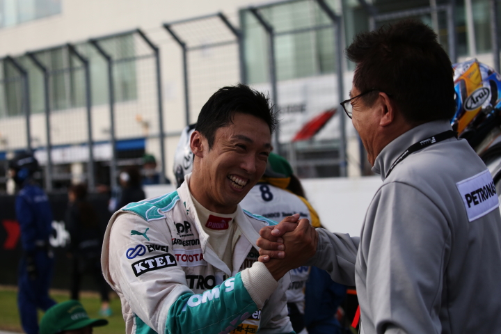 決勝レース: がっちりと握手をする中嶋一貴とチーム監督の舘信秀氏（PETRONAS TEAM TOM'S）