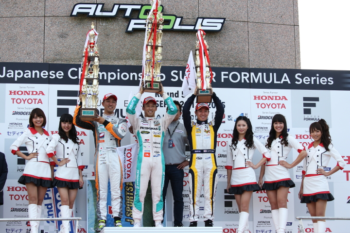 表彰式: トロフィーを高々と掲げる3位までのドライバーとレースクイーン