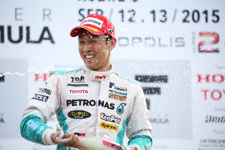 表彰式: シャンパンファイトの中嶋一貴（PETRONAS TEAM TOM'S）