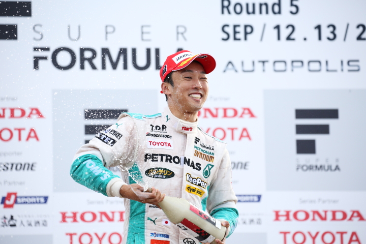 表彰式: シャンパンファイトの中嶋一貴（PETRONAS TEAM TOM'S）