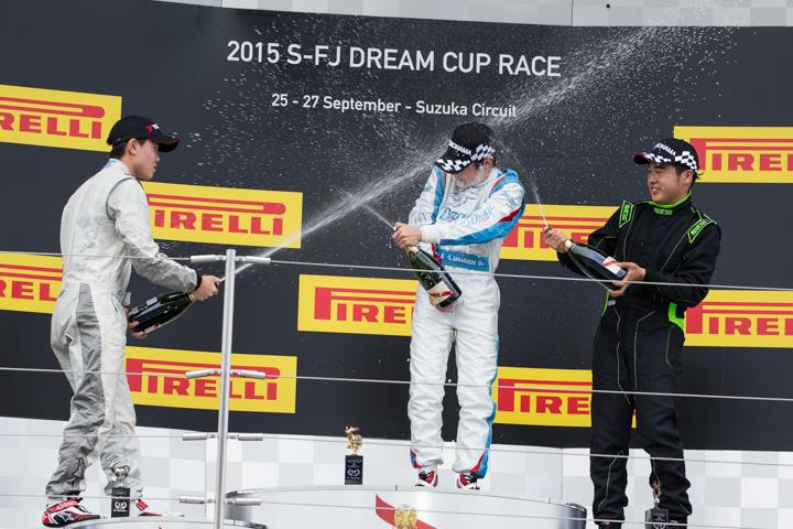 表彰式でのシャンパンファイト