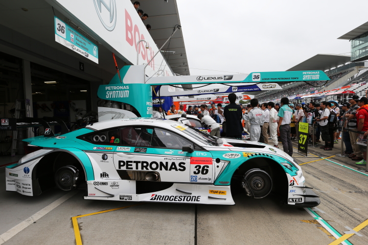 オープンピット: GT500クラス・PETRONAS TOM'S RC F