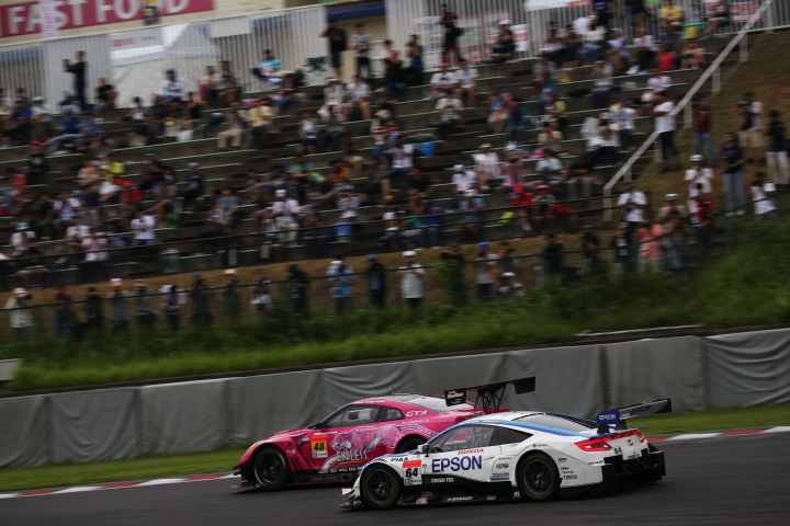 公式練習: GT300クラス・DIJON Racing GT-R（奥）とEpson NSX CONCEPT-GT（手前）