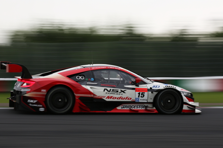 公式練習: 小暮卓史／オリバー・ターベイ組（GT500クラス・ドラゴモデューロNSX CONCEPT-GT）