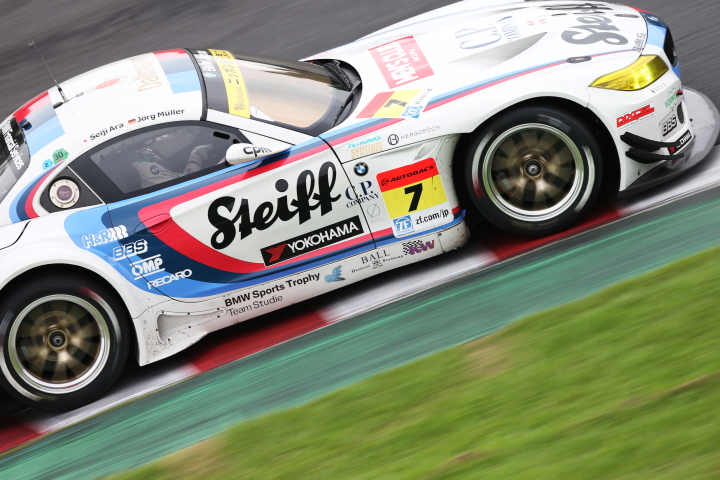 公式練習: ヨルグ・ミューラー／荒聖治組（GT300クラス・Studie BMW Z4）