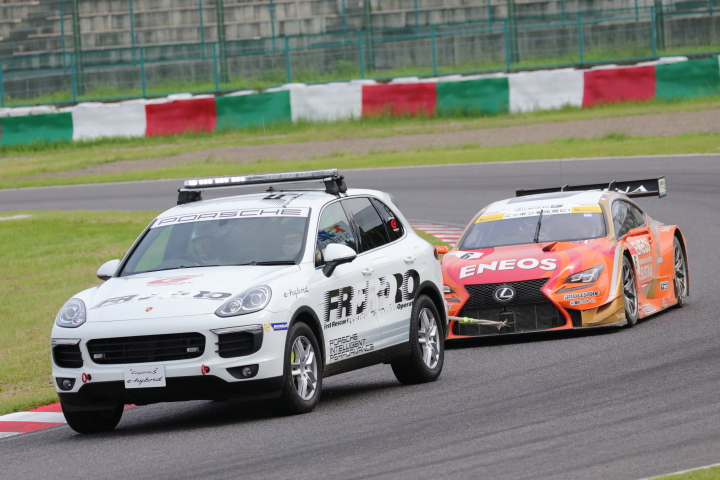 GT500クラスノックアウト予選Q1: 国本雄資（ENEOS SUSTINA RC F）がS字でコースアウト。FRO車に引かれてパドックに戻る