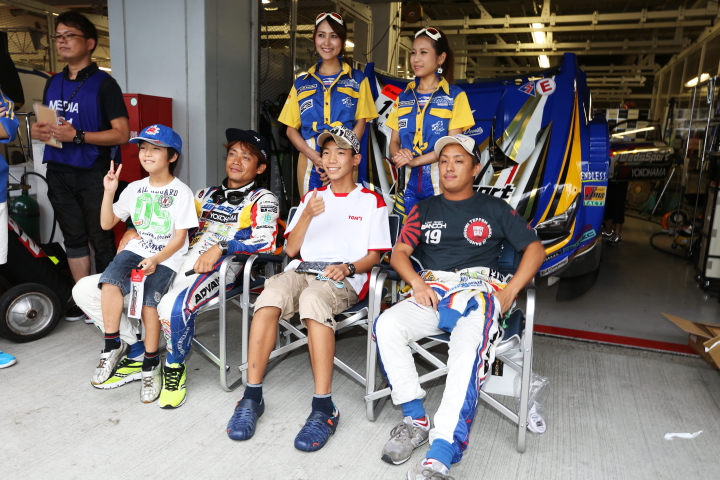 GTキッズウォーク: 脇阪寿一（左）と関口雄飛（右）