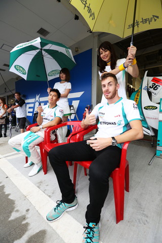 GTキッズウォーク: 伊藤大輔（左）とジェームス・ロシター（右）