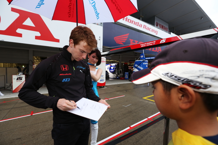 GTキッズウォーク: オリバー・ターベイ（Drago Modulo Honda Racing）