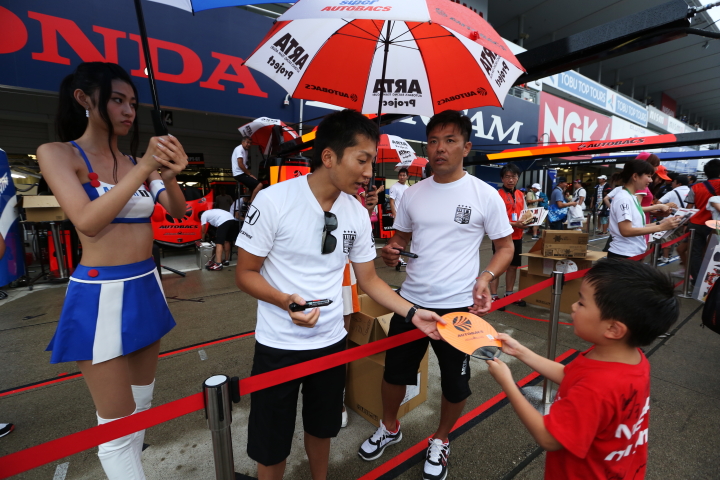 GTキッズウォーク: 野尻智紀（左）と松浦孝亮（右）