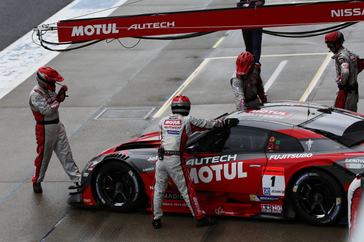 ウォームアップ: 松田次生／ロニー・クインタレッリ組（GT500クラス・MOTUL AUTECH GT-R）