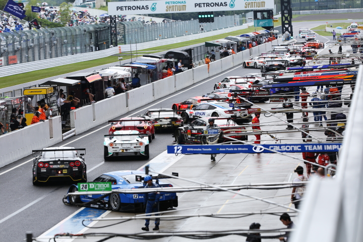 ウォームアップ: ピットアウトするGTマシン