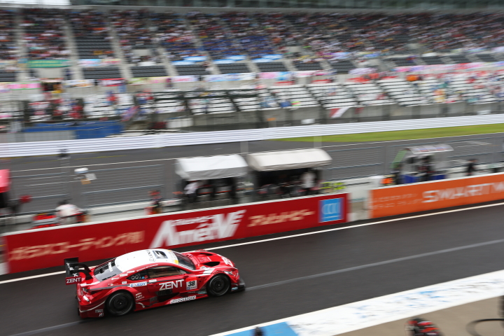 ウォームアップ: 立川祐路／石浦宏明組（GT500クラス・ZENT CERUMO RC F）