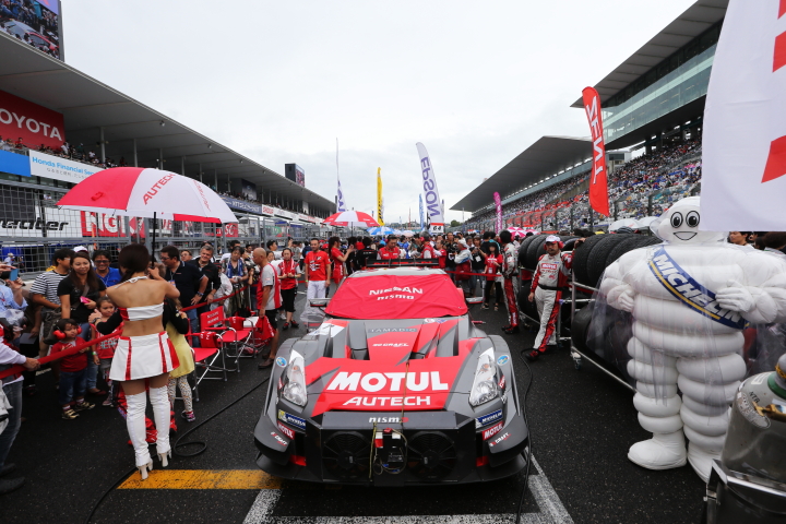 決勝レース: GT500クラスポールポジションの位置に着いた松田次生／ロニー・クインタレッリ組（MOTUL AUTECH GT-R）