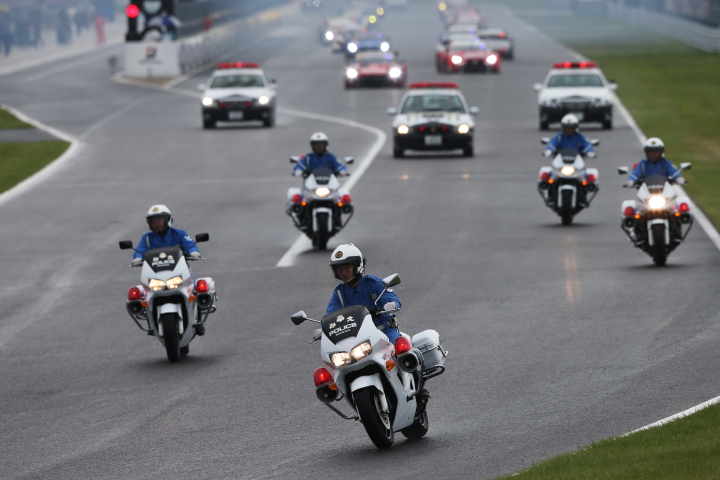 決勝レース: 三重県警交通機動隊の先導でローリングラップが始まった