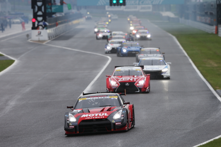 決勝レース: GT500クラスのスタートシーン