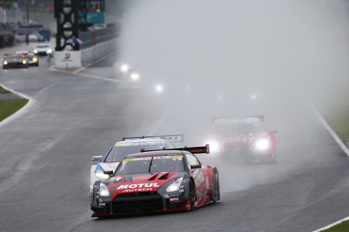 決勝レース: GT500クラスのスタートシーン