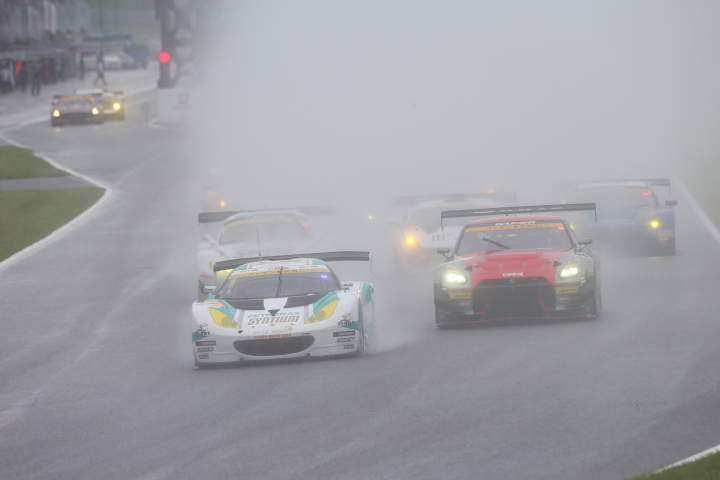 決勝レース: GT300クラスのスタートシーン