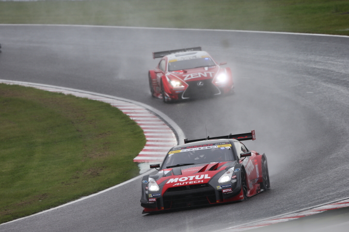 決勝レース: MOTUL AUTECH GT-R vs ZENT CERUMO RC F