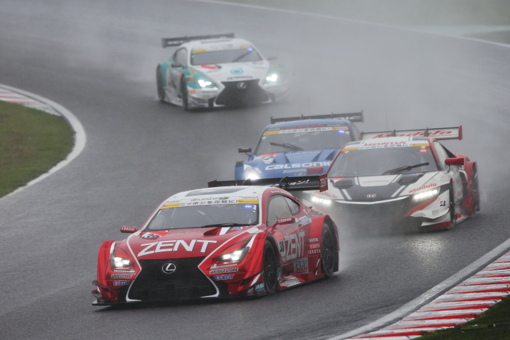 決勝レース: ZENT CERUMO RC Fを先頭とするGT500クラスの争い